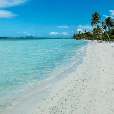 Plage de sable de blanc d'un des motu de Bora Bora © Hino Itaru