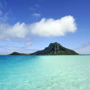 Paseo por el motu de Tiapaa en Maupiti