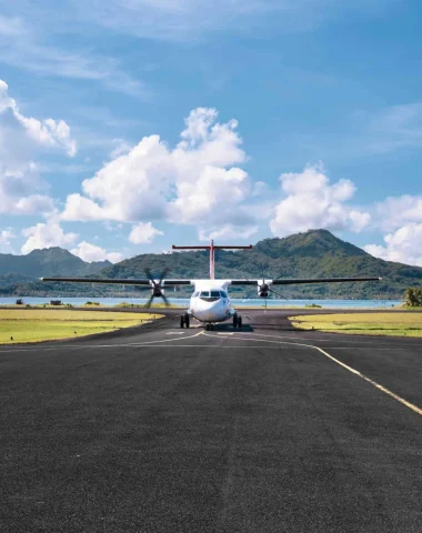Décollage imminent a l'aéroport de Raiatea © Alika Photography