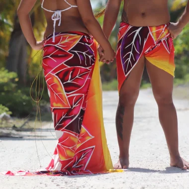 Atarse el pareo o pāreu en tahitiano