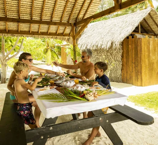 Déjeuner en famille avec des spécialités locales au bord de la plage © Grégoire Le Bacon