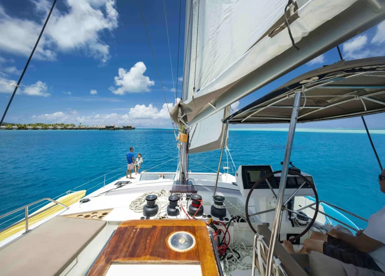 Mettre les voiles en catamaran© Grégoire Le Bacon